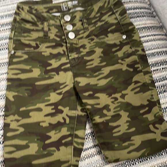 Army print size 5 mid rise skinny pants.Good condition - Picture 3 of 3